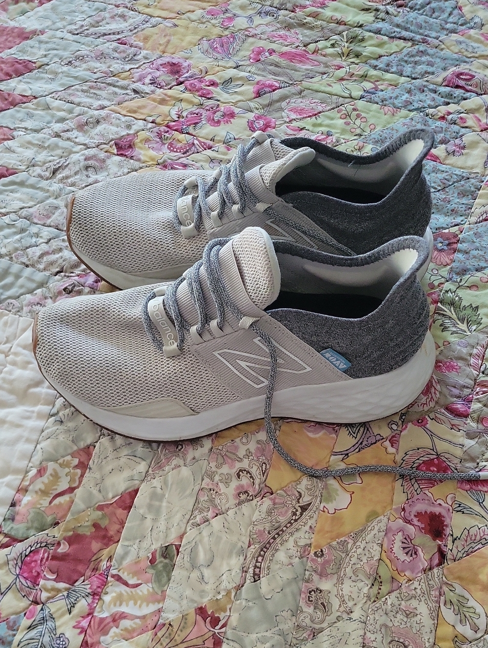 New Balance Women’s Grey Knit Running Shoes Size 6